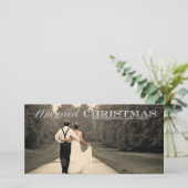 結婚したクリスマスタイポグラフィホリデーフォトカード シーズンカード (スタンド正面)