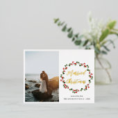 結婚したクリスマスベリーリースカップルの写真 箔シーズンポストカード (立ち正面)