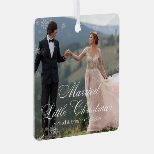 結婚したクリスマス結婚の2枚の写真が雪のように積もった メタルオーナメント (正面右)