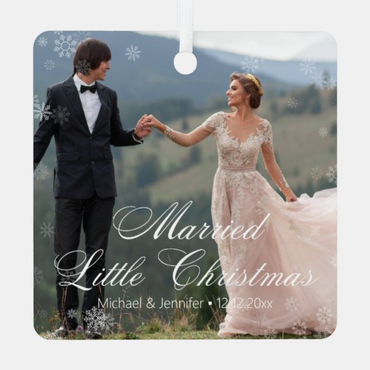 結婚したクリスマス結婚の2枚の写真が雪のように積もった メタルオーナメント (裏面)