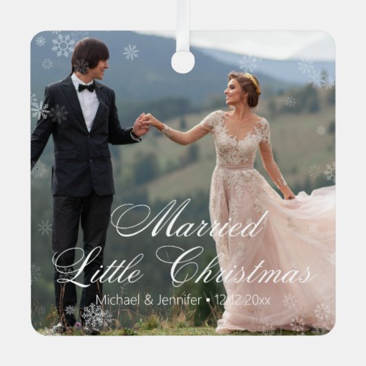 結婚したクリスマス結婚の2枚の写真が雪のように積もった メタルオーナメント (正面)