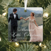 結婚したクリスマス結婚の2枚の写真が雪のように積もった