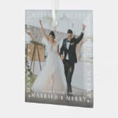 結婚したモダンメリーカップルフォトグラスオーナメント ガラスオーナメント (正面左)