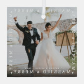 結婚したモダンメリーカップルフォトグラスオーナメント ガラスオーナメント (裏面)