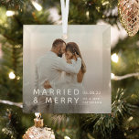 結婚した写真メリー、名前、日付クリスマス ガラスオーナメント<br><div class="desc">今年の結婚を記念して、このシンプル記念写真ガラスオーナメント。新婚の写真を取り上げ、文字結婚したの「&メリー」、名前と名前結婚の日付/s。</div>