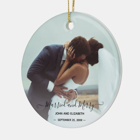 結婚した2メリー枚の新郎新婦初めてのクリスマス セラミックオーナメント (左)