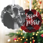 結婚した&スクリプメリート赤い格子模様の写真クリスマス オーナメントカード<br><div class="desc">これらのフェスティバル紙オーナメントカードは独身の、カードの前面に大きな写真を備えている。背面には赤と黒の格子状の背景、白で大きなEDITABLEスクリプトのグリーティング、クラシックセリフフォントのテキストが収まっている。これらのオーナメントは、クリスマスツリーに表示できる記念のカードになる素晴らしいホリデーカードを作る。彼らはまた、ギフトラベルとして素晴らしい！</div>