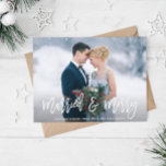 結婚した&メリー |エレガントな結婚式 ポストカード<br><div class="desc">フォトオーバーレイデザインと新郎新婦の写真と白のブラシエレガントタイポグラフィ。文字と色はパーソナライズされた。</div>