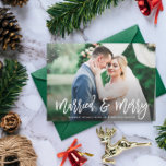 結婚した&メリー |ルスチ結婚ャンの発表 ポストカード<br><div class="desc">カードデザイン新郎新婦の写真と白のブラシエレガントタイポグラフィ。文字と色はパーソナライズされた。</div>