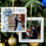 結婚したBright 2Squareの写結婚真 セラミックオーナメント<br><div class="desc">そして結婚した明るい写真オーナメント – 新婚初めてのクリスマスや結婚した幸せなカップルに最適結婚した!このデザインは、繊細な冬の葉と青いバウブルオーナメントを備え、あなたの写真を構成し、エレガントにレタ結婚したーと明るい。オーナメントの反対側には、カップルの名前、姓と年(または他の文字)で囲まれた2番目の写真がカスタムある。より多くのデザインは私の新婚クリスマスプレゼントアイディアコレクションで見つけることができる。</div>