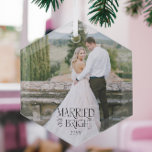 結婚したBright Minimalistのモダン写結婚真 ガラスオーナメント<br><div class="desc">結婚したの写真と結婚年を含むオプションと明るいクリスマス装飾。ヴィンテージシンプルノスタルジックタイポグラフィと新しいカップルの完全なブリード写真とミニマルで効果的な結婚した。より多くのアイディアは私の新婚クリスマスプレゼントアイディアコレクションで見つけることができる。</div>