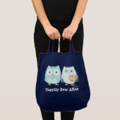結婚しているフクロウ-かわいい新婚者の新郎新婦 トートバッグ (正面(商品))