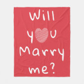 結婚してくれるか赤いハートの提案は逃げる フリースブランケット (正面)