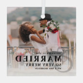 結婚してとても幸せな写真 ウェディング 新婚夫婦 ガラスオーナメント (裏面)