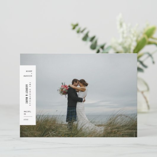 結婚してるミニマリストのクリスマスウェディングフォト シーズンカード (スタンド正面)