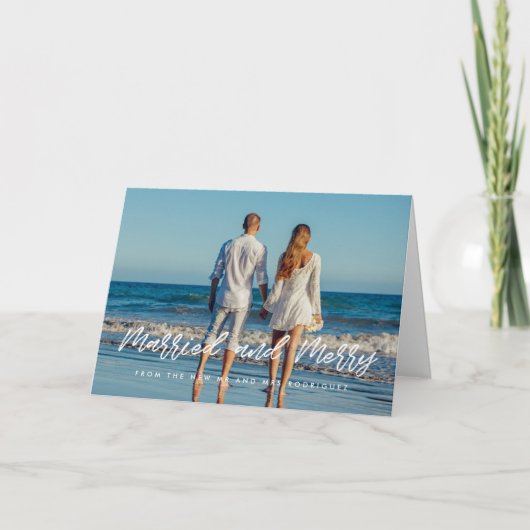 結婚して幸せな現代風の白いフォントの新婚夫婦 シーズンカード (正面)