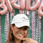 結婚しました キャップ<br><div class="desc">このデザインはデジタルアートで作成されました。 カスタマイズボタンをクリックして色を変更したり、名前やイニシャル、お気に入りの言葉を追加したりすることで、パーソナライズできます。  このデザインを別の商品に使用したい場合は、colorflowcreations@gmail.comまでお問い合わせください。  私の作品をもっと見たり、フォローするには、www.facebook.com/colorflowcreations、www.instagram.com/colorflowcreations、www.twitter.com/colorflowart、www.pinterest.com/colorflowcreationsをご覧ください。</div>