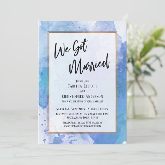 結婚しました ゴールドボーダー 抽象的な青のスプラッシュ 招待状 (スタンド正面)
