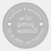 結婚する日付を保存グレー封筒用シール ラウンドシール (正面)