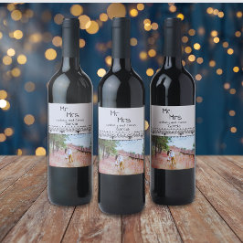 結婚とモダン婚約写真Mr. and Mrs. ワインラベル