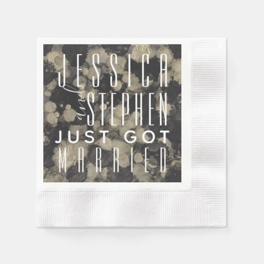 結婚のカクテルナプキンシェード金ゴールドとブラック 縁ありカクテルナプキン (正面)