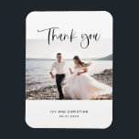 結婚のスクリプトThank You Photo Magnet マグネット<br><div class="desc">結婚の写真感謝していは君の磁石。甘い黒いシンプル台本。名前と日付の中央に写真。Kimberly Brettの設計。</div>