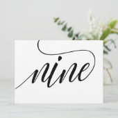 結婚のテーブル番号 – Luxeタイポグラフィ – 黒9 招待状 (スタンド正面)