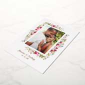 結婚のピンクと赤の色合い花と枝の写真 箔招待状 (回転した状態)