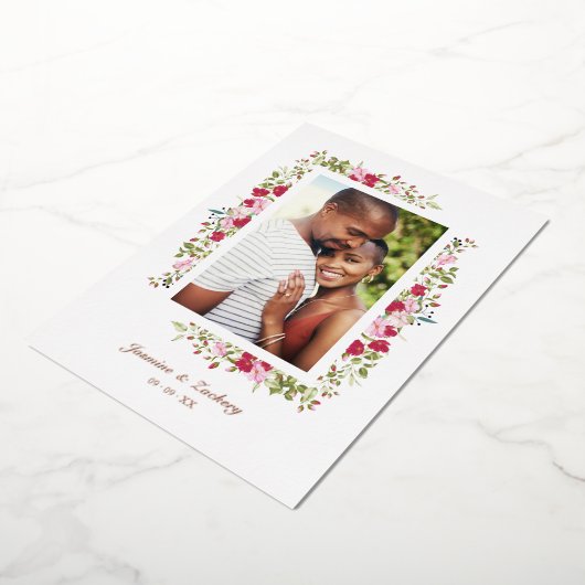 結婚のピンクと赤の色合い花と枝の写真 箔招待状 (回転した状態)