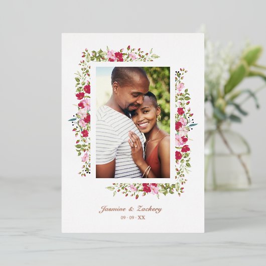 結婚のピンクと赤の色合い花と枝の写真 箔招待状 (立ち正面)