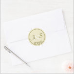 結婚のミニマルクラシックイニシャルとDate Green ラウンドシール<br><div class="desc">オリーブグリーンの新郎新婦イニシャルとパステル結婚グリーンの上に日付を付けたシール。テンプレート・フィールドの文字をパーソナライズするクリックかカスタマイズ、好きなフォントのスタイル、サイズおよび色を選択する。郵便素晴らしや好意バッグを封じる</div>