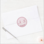 結婚のミニマルクラシックイニシャル ラウンドシール<br><div class="desc">このシールは、パステル赤い円の上に日付とブルゴーニュの新郎新婦のイニシャル結婚を特徴としている。テンプレート・フィールドの文字をパーソナライズするクリックかカスタマイズ、好きなフォントのスタイル、サイズおよび色を選択する。郵便素晴らしや好意バッグを封じる</div>