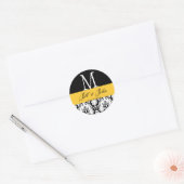 結婚のモノグラム名Date Damask Black Yellow ラウンドシール (封筒)