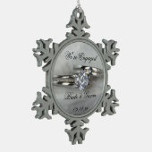 結婚のリングや輪オン灰色婚約 スノーフレークピューターオーナメント (左)