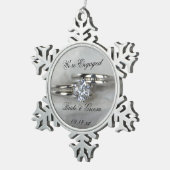 結婚のリングや輪オン灰色婚約 スノーフレークピューターオーナメント (右)