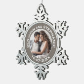 結婚の初めてのクリスマス写真名前をカスタムすると年 スノーフレークピューターオーナメント (右)