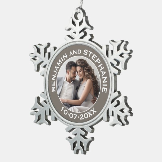 結婚の初めてのクリスマス写真名前をカスタムすると年 スノーフレークピューターオーナメント (右)