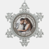 結婚の初めてのクリスマス写真名前をカスタムすると年 スノーフレークピューターオーナメント (正面)