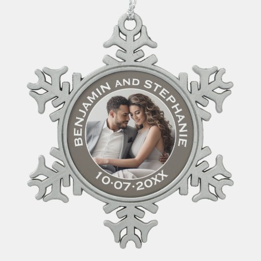 結婚の初めてのクリスマス写真名前をカスタムすると年 スノーフレークピューターオーナメント (正面)