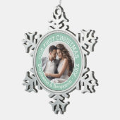 結婚の初めてのクリスマス写真名前をカスタムすると年 スノーフレークピューターオーナメント (右)