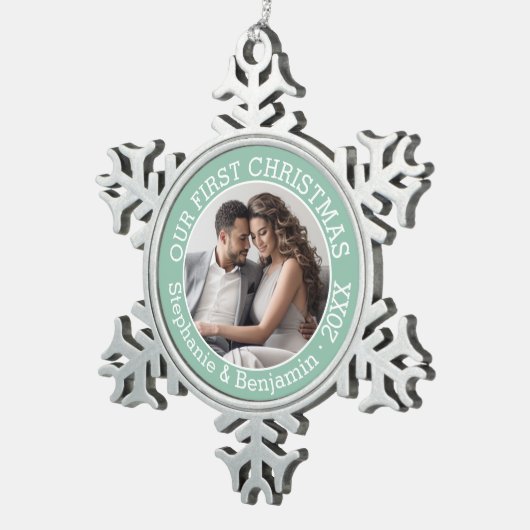 結婚の初めてのクリスマス写真名前をカスタムすると年 スノーフレークピューターオーナメント (右)
