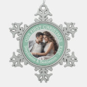 結婚の初めてのクリスマス写真名前をカスタムすると年 スノーフレークピューターオーナメント (正面)