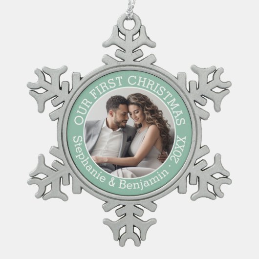 結婚の初めてのクリスマス写真名前をカスタムすると年 スノーフレークピューターオーナメント (正面)