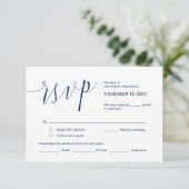結婚の書シンプル書、Navy Blue Script、RSVP エンクロージャーカード (スタンド正面)