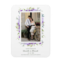 結婚の紫色の色合い花と枝の写真