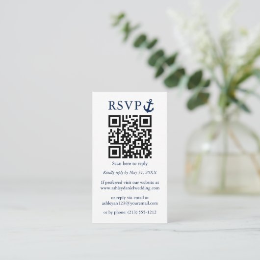 結婚の青航海のいかりQR RSVP ストライプの エンクロージャーカード (スタンド正面)