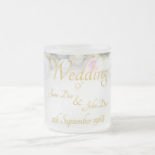 結婚のMug -カラフルのブーケ結婚付き花嫁 フロストグラスマグカップ (中央)