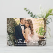 結婚はレースのトリムのカップルの写真感謝していしています サンキューカード (スタンド正面)