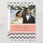 結婚は写真カード珊瑚の灰色のシェブロン感謝していしています サンキューカード (正面/裏面)