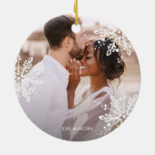 結婚カップル かわいい雪の結晶オーバーレイ写真 セラミックオーナメント (裏面)